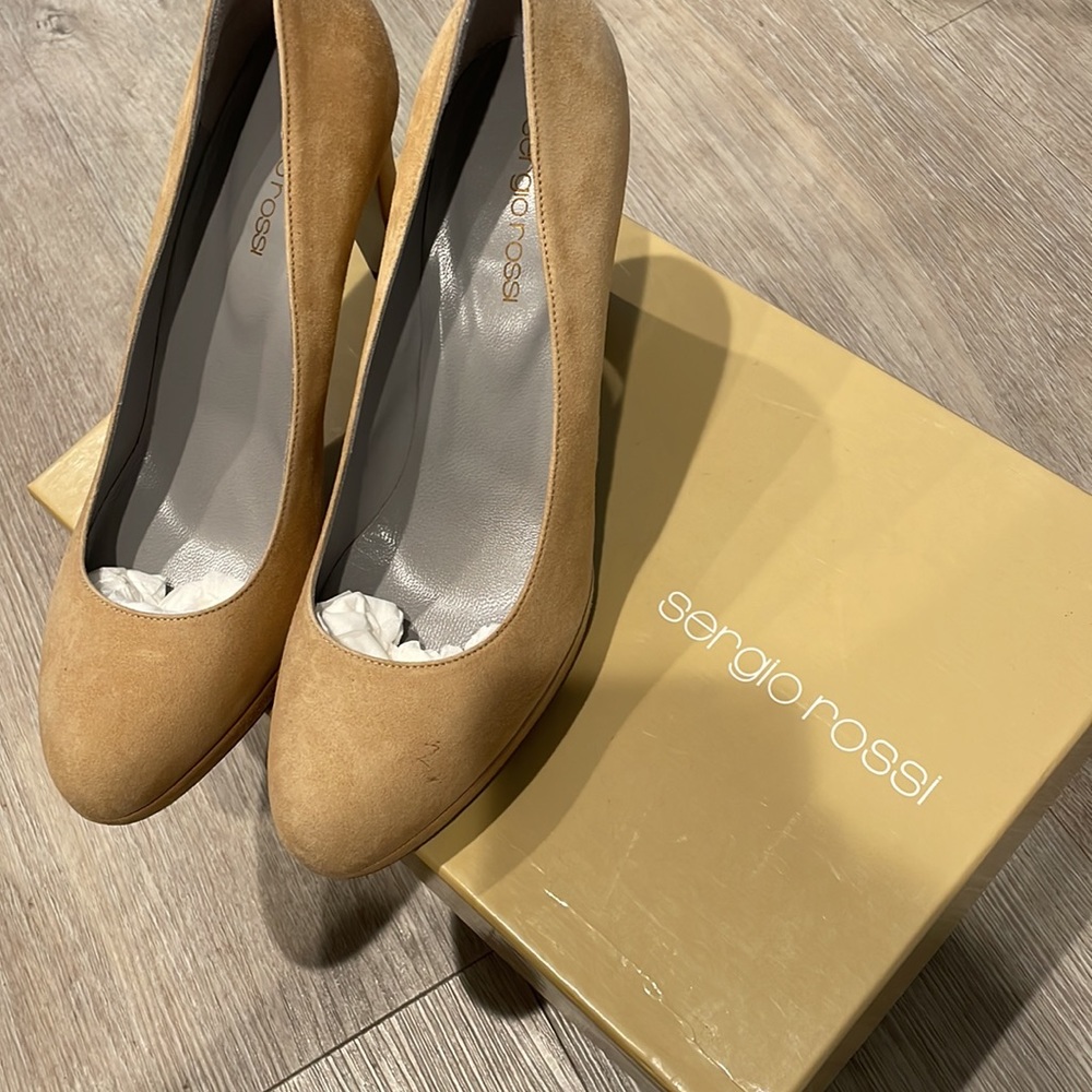 Sergio Rossi Rounded toe Suede Pumps